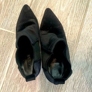 Guess Boots Ankle Heel, approx 2 in, 5.5M, pointed toe, part suede material.